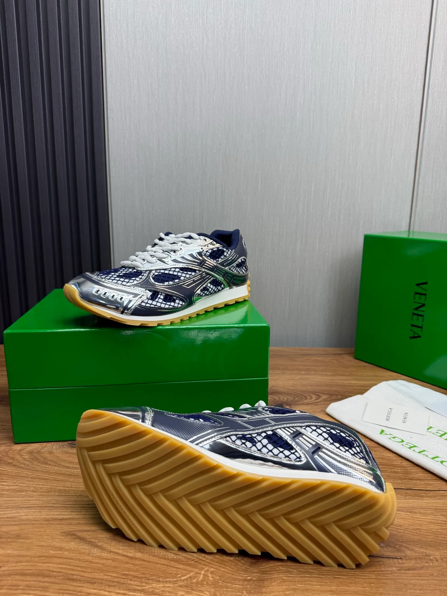 Men's men's shoes 💰620💰 BV top version 𝘽𝙊𝙏𝙏𝙀𝙂𝘼 𝙑𝙀𝙉𝙀𝙏𝘼 Orbit sneakers Wang Yibo same style couple style dad shoes 🩷💚 Runner sneakers, made of lightweight technical mesh fabric. Features a geometric patterned rubber outsole. Pay attention to the package craftsmanship ❕ High version shipping ❗️ Very nice, durable to play with and durable to make ✔️ Standard version 💯💯 The outsole is made of color-blocked TPU outsole. Women’s model 35-41 (40 41 customized) Men’s model 39-46 (45.46 customized) Equipped with original packaging